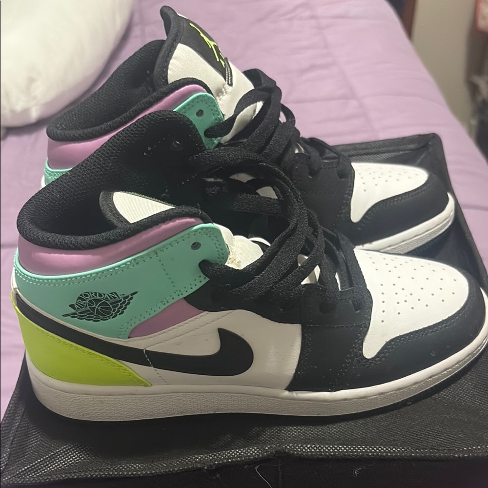 Jordan 1s Black and White Sneakers Classic High-Top Design